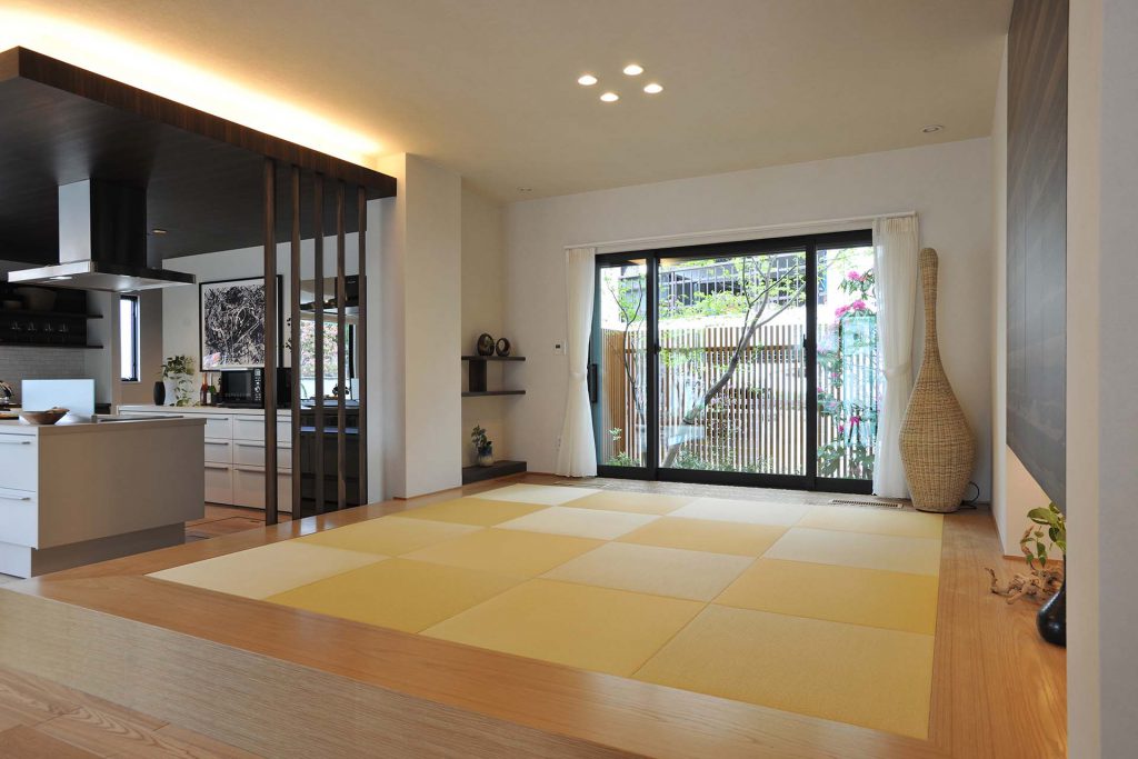 リビング横の和室 伝統とモダンが融合するスタイリッシュな空間